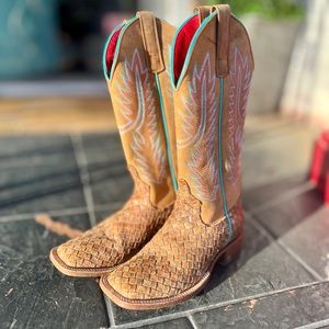 Macie Bean Unbeweveable Boots